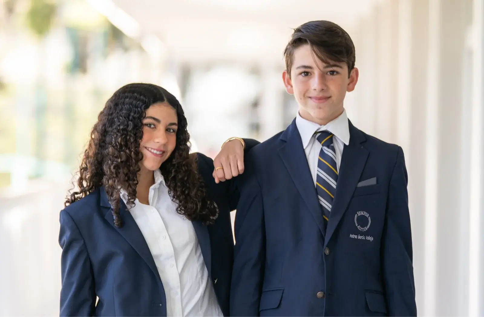 Dos estudiantes de primaria construyen y prueban un robot educativo en el laboratorio de ciencias del colegio.